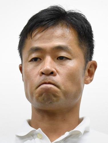 シーズン途中での休養が発表され、厳しい表情で報道陣に対応する名古屋の小倉隆史ＧＭ兼監督