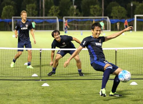 サッカーバレーで汗を流す（左から）本田、岡崎、長谷部