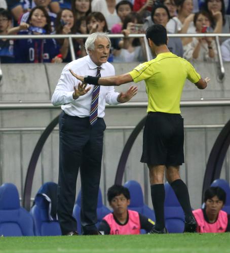 ＜日本・ＵＡＥ＞試合中に何度も審判に激しく抗議するハリルホジッチ監督（左）