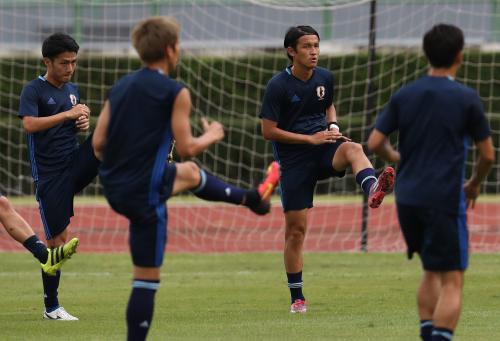 ＜サッカー日本代表練習＞練習で汗を流す宇佐美（右から２人目）ら