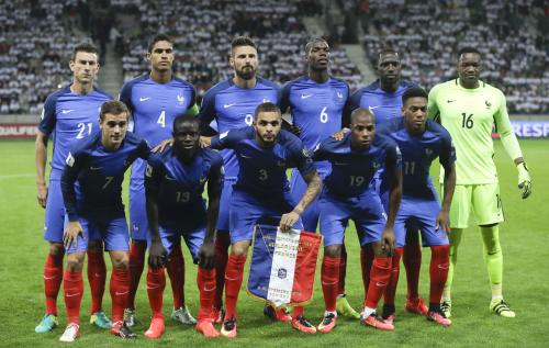 試合開始前、肩を組むフランス代表