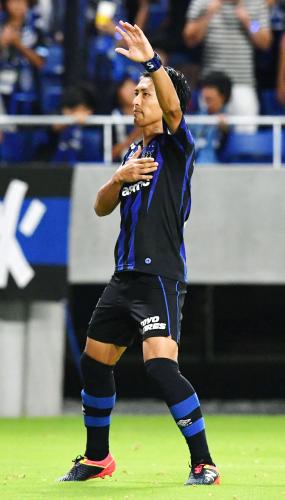 ４日のルヴァン杯広島戦で勝ち越しゴールを決め、サポーターの声援に応えるＧ大阪・丹羽