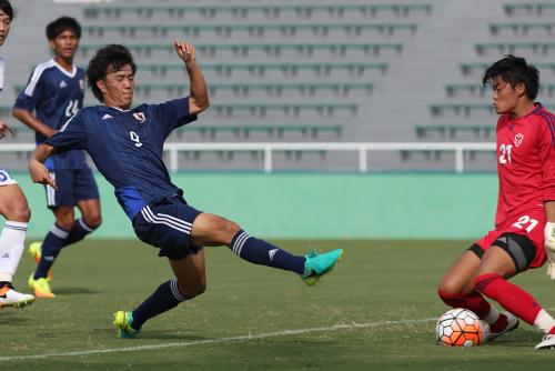 日体大との練習試合で自身１得点目のゴールを決めるＵ―１９日本代表候補のＦＷ小川（左）