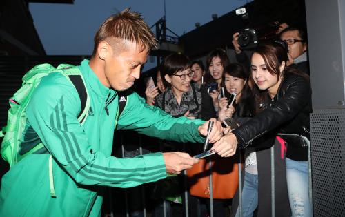 豪州に到着し、ファンにサインをするＡＣミランの日本代表ＦＷ本田