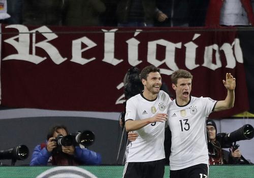 ＜ドイツ・チェコ＞ゴールを喜ぶドイツのミュラー（右）とヘクター（ＡＰ）