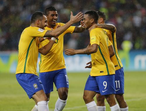 ＜ベネズエラ・ブラジル＞ゴールを決めて喜ぶブラジルイレブン（ＡＰ）