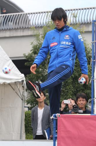 横浜　トリコロールフェスタ２０１６のオープニングステージでサポーターのいる観客席にボールを蹴る中村俊輔