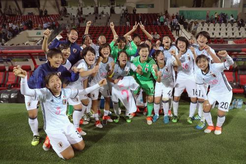 準決勝でスペインに勝ち、喜ぶＵ―１７の女子日本代表イレブン