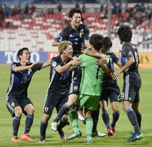 サウジアラビアとの決勝でＰＫ戦の末に初優勝を決め、大喜びの（左から）遠藤、堂安らＵ―１９日本代表イレブン