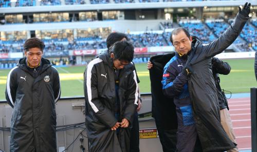 Ｇ大阪に敗れガックリの（左から）大久保、中村、風間監督…大久保は来季ＦＣ東京でのプレーが濃厚
