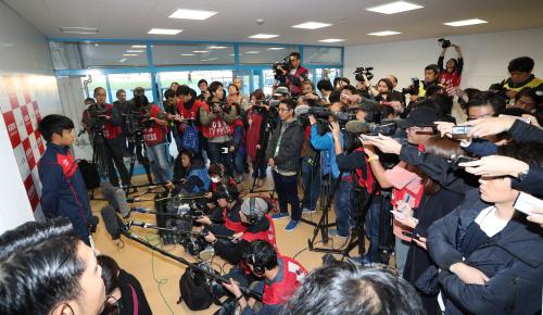 ＜ＦＣ東京Ｕ２３・長野＞試合後、大勢の報道陣に囲まれインタビューを受ける久保（左端）