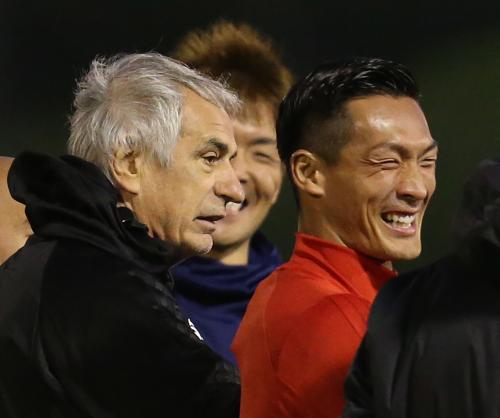 ＜日本代表練習＞笑顔の槙野（右）とハリルホジッチ監督
