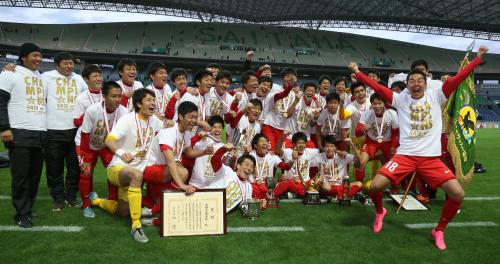 第９４回全国高校サッカー選手権で優勝した東福岡。歓喜のダンスを踊る三郎丸（右手前）に爆笑のイレブン