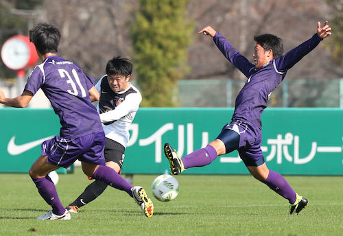 明大との練習試合１本目前半、浦和・武藤（中央）はゴールを決める