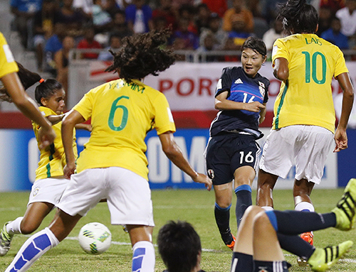 ＜日本・ブラジル＞前半、先制ゴールを決める守屋（右から２人目）
