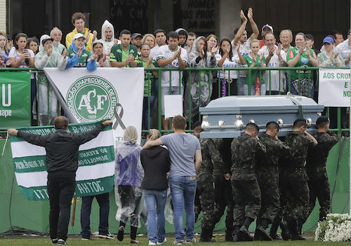 ブラジル・シャペコ競技場に運び込まれるコロンビアでの犠牲者のひつぎに哀悼の意を表すファン（ＡＰ）