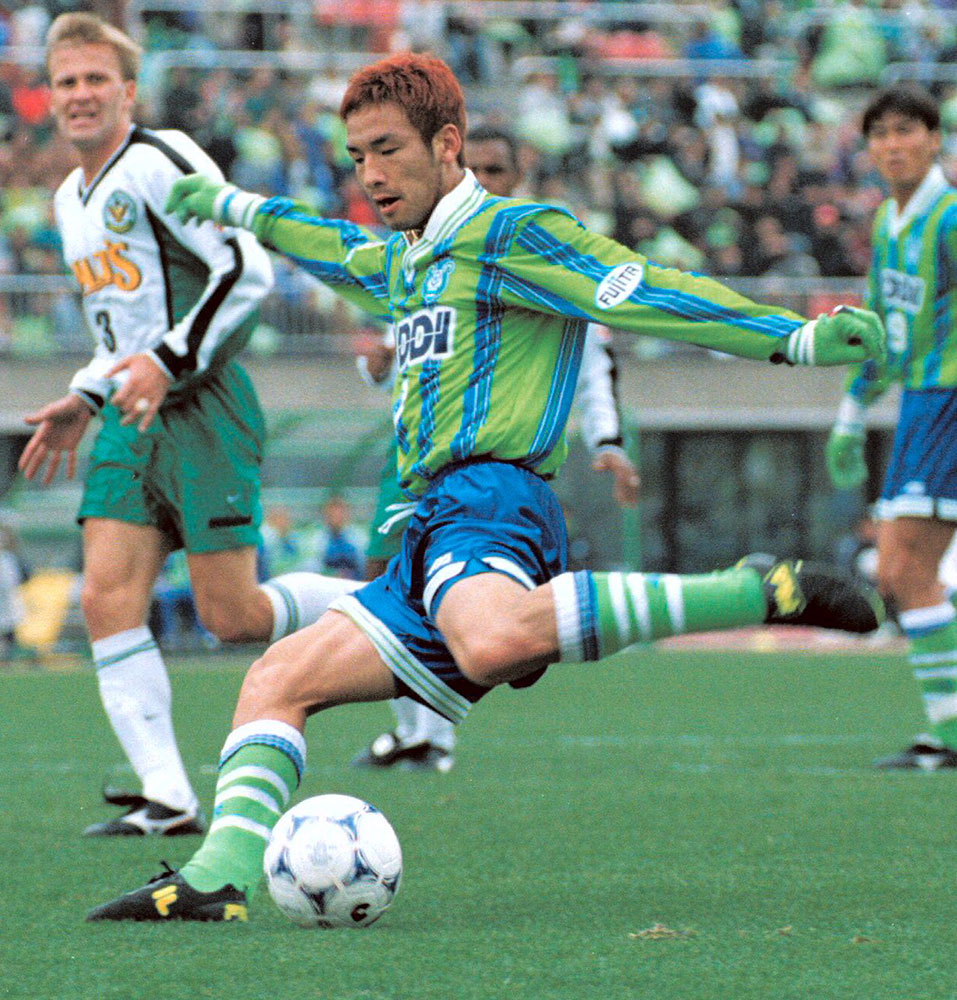 １９９８年３月、「ＦＵＪＩＴＡ」のロゴが左袖に入ったユニホームでプレーする平塚の中田英寿