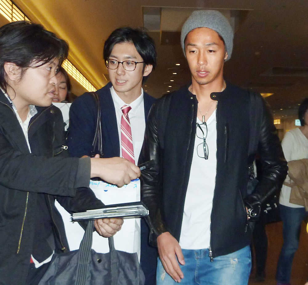 羽田空港に帰国したセビリアの日本代表ＭＦ清武（右）