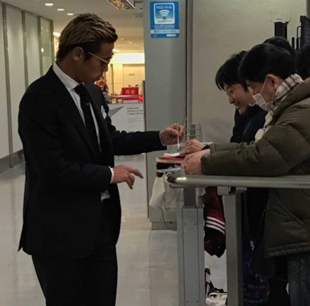 成田空港でファンにサインするＡＣミランの日本代表ＦＷ本田