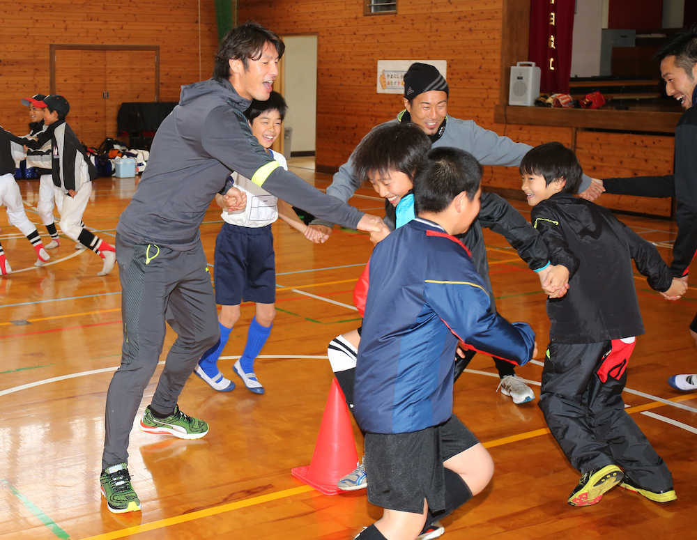 熊本自身復興支援イベントで子どもたちと触れ合うＪ２熊本の巻（左）
