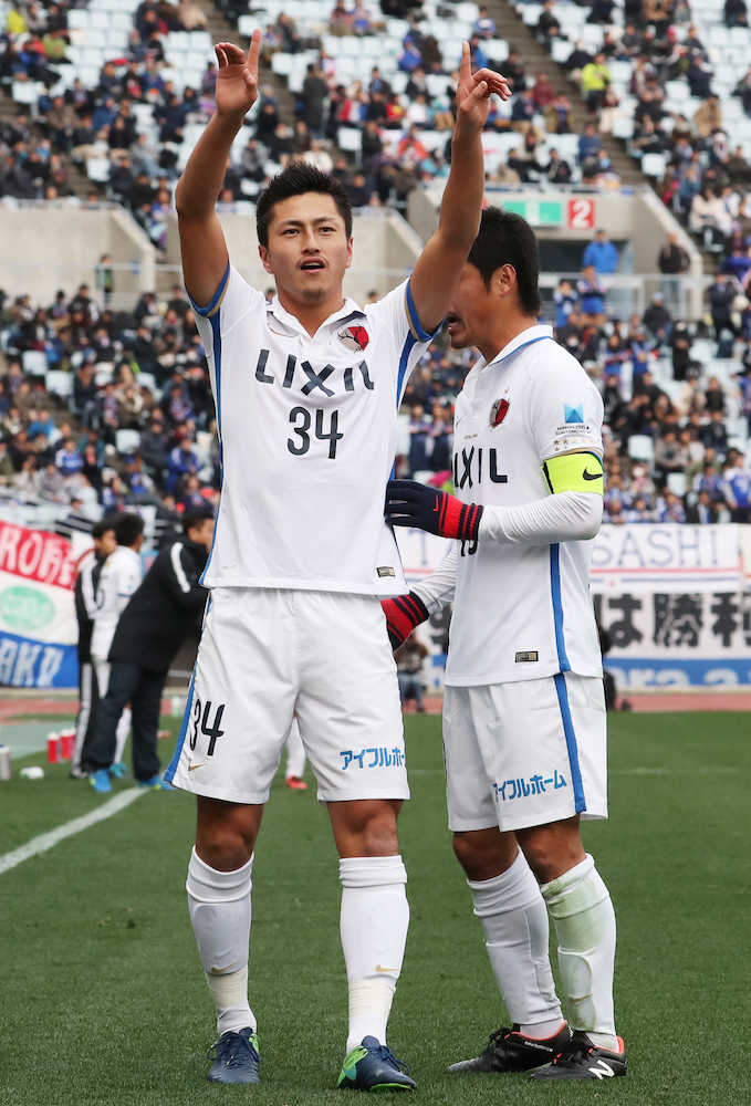 ＜鹿島・横浜＞後半２９分、鈴木（左）はチーム２点目となるゴールを決め、サポーターを指差しアピールする