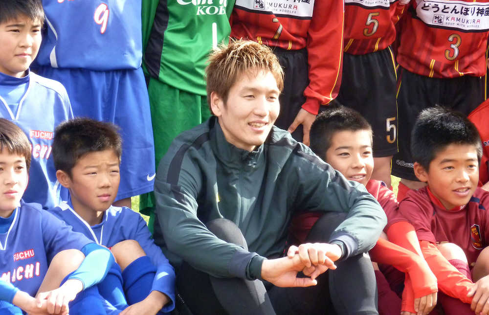サッカーの全日本少年大会決勝を観戦し、子どもたちと記念写真に納まる原口