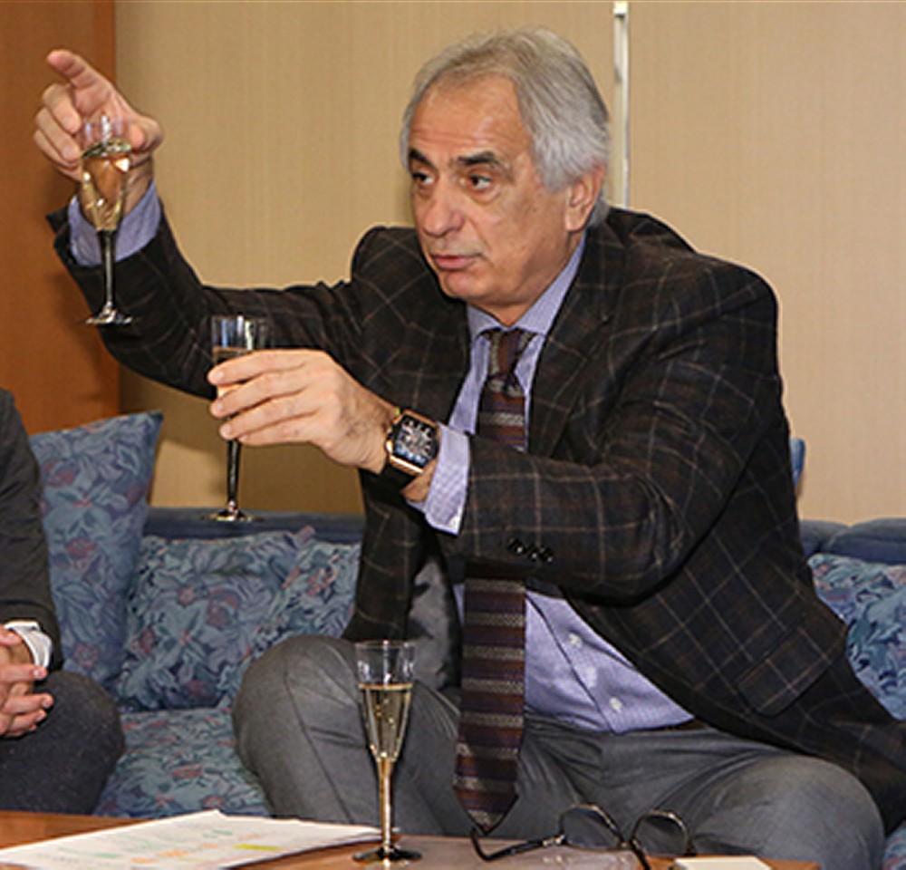 ワイングラスを選手に見立て熱弁するハリルホジッチ監督