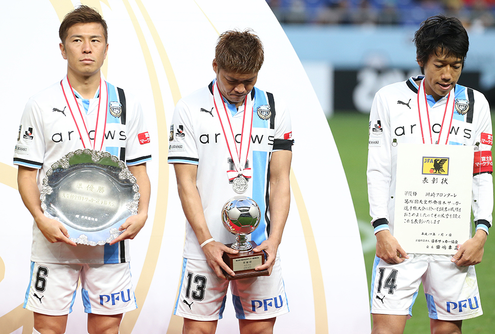 天皇杯で準優勝に終わり、表彰式で肩を落とす川崎Ｆの（左から）田坂、大久保、中村