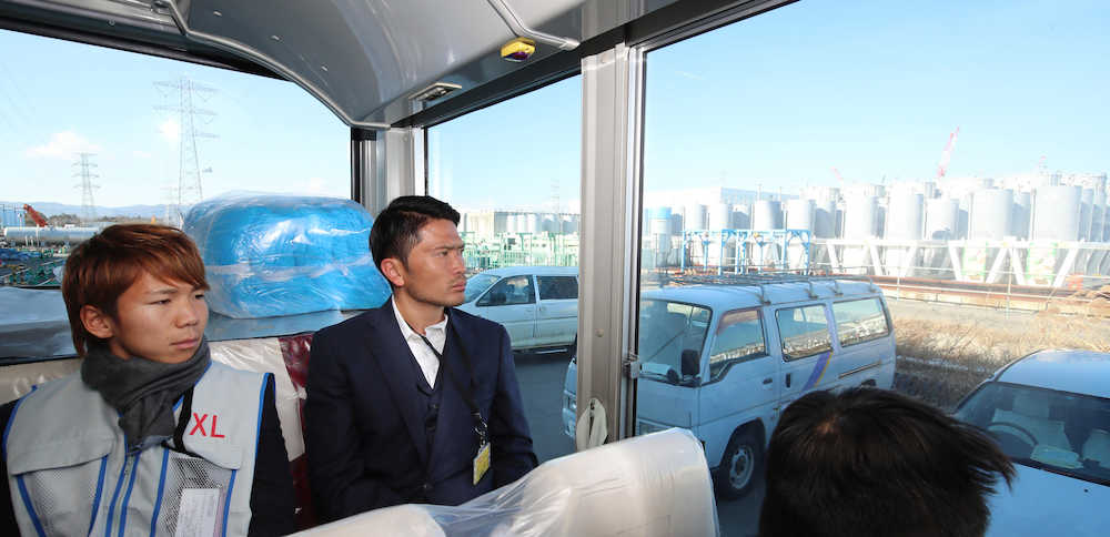 Ｊリーグ選手らが福島第１原発を視察　発電所構内をバスの車内から視察する（左から）金子翔太（清水エスパルス）、岩政大樹（ファジアーノ岡山）両選手