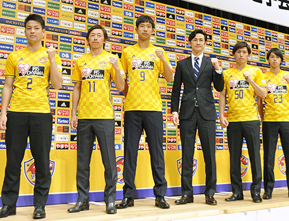 仙台市で新加入選手の記者会見後、新ユニホーム姿で撮影に応じるＪ１仙台の平山（左から３人目）ら