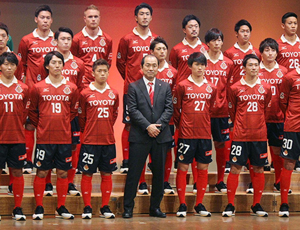 新体制発表会に臨むＪ２名古屋の風間監督（前列中央）と選手たち