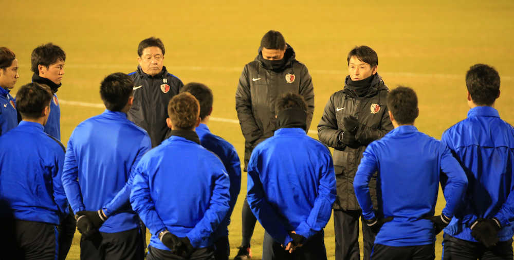 ＜鹿島練習＞練習後、選手を集めて話をする石井監督