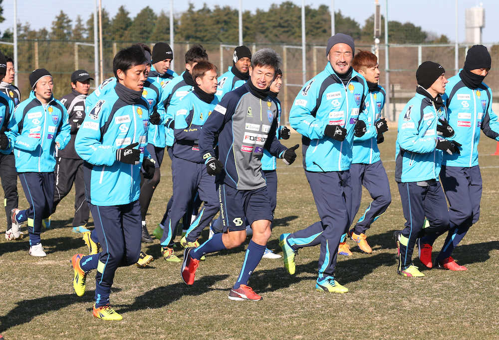 チームに合流し、１人短パン姿でランニングする横浜ＦＣの三浦（手前中央）