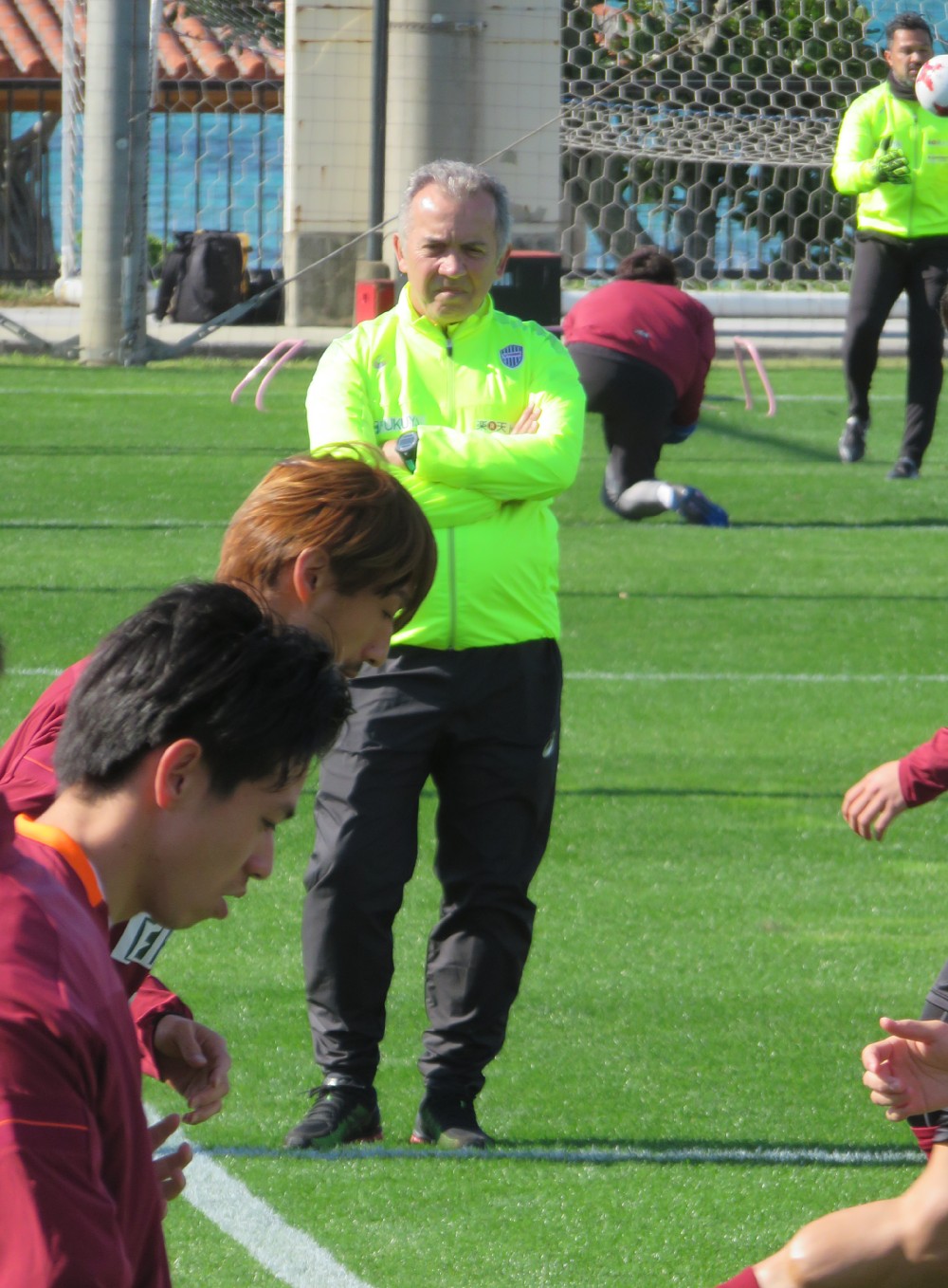 練習で選手の動きを見守る神戸のネルシーニョ監督