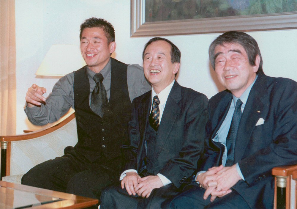 ９９年３月、Ｃ・ザグレブ時代に公邸での夕食会で談笑する（左から）三浦知、大羽クロアチア大使（当時）、岡野氏