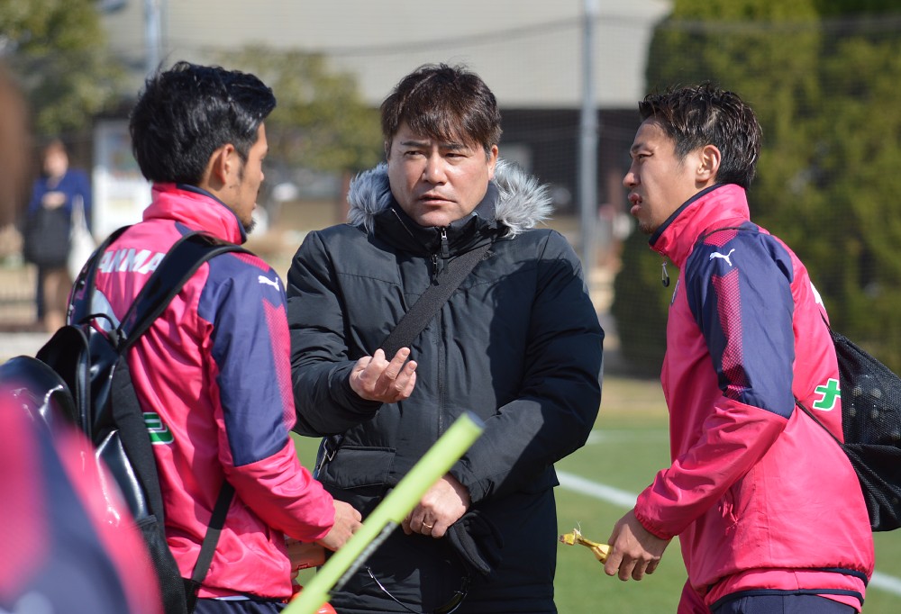 日本代表の手倉森コーチ（中央）と話すＣ大阪の山口（左）と清武