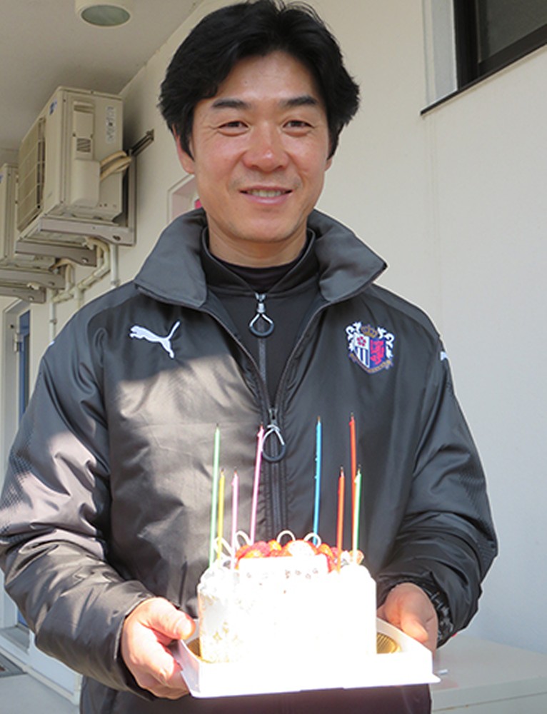 報道陣からの誕生日ケーキを手に笑顔を見せる尹監督