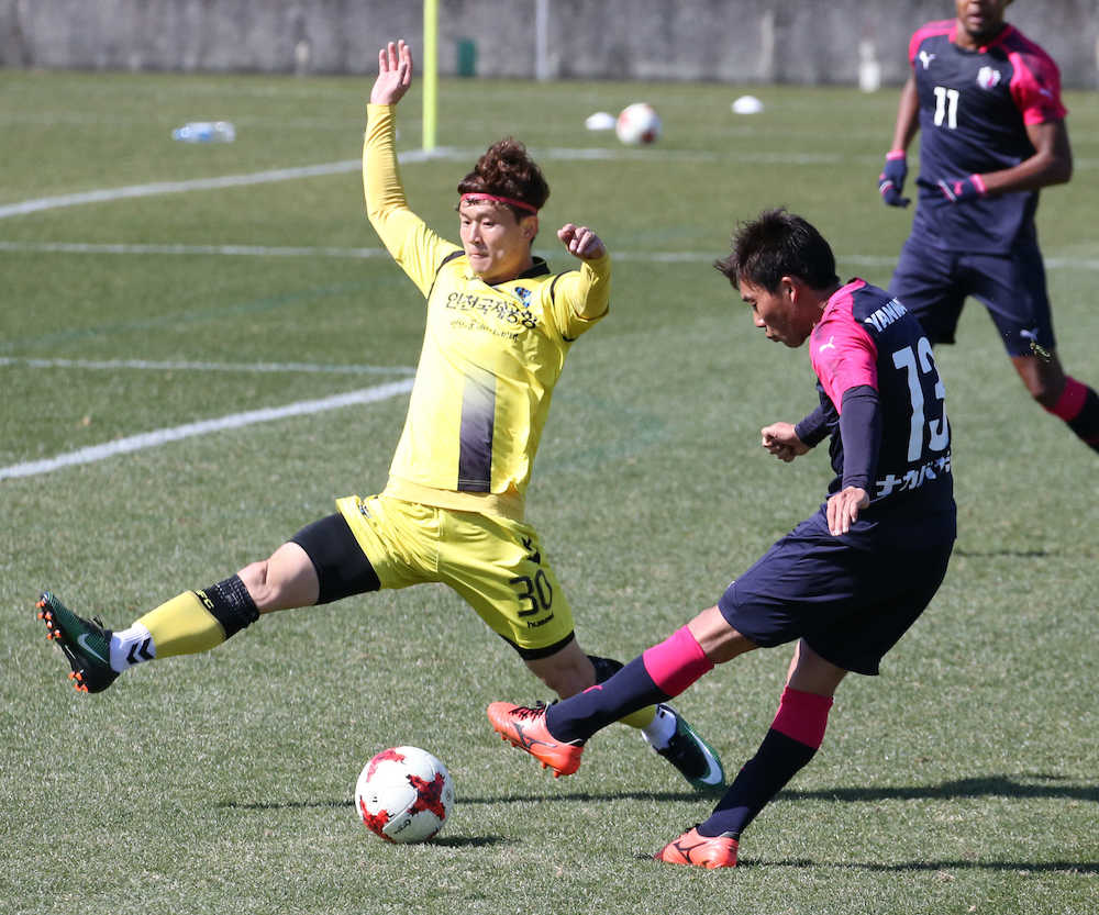 ＜Ｃ大阪・仁川ＦＣ＞前半、左足で先制ゴールを決める丸岡（右）