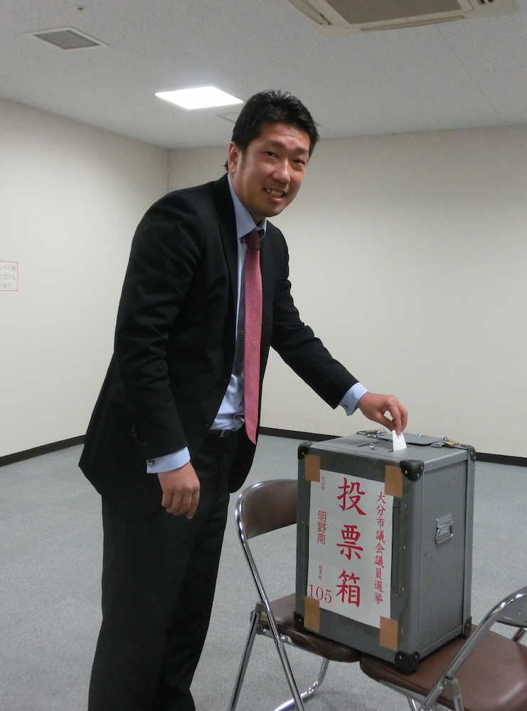 明野南投票所で１票を投じる元サッカー日本代表の高松氏