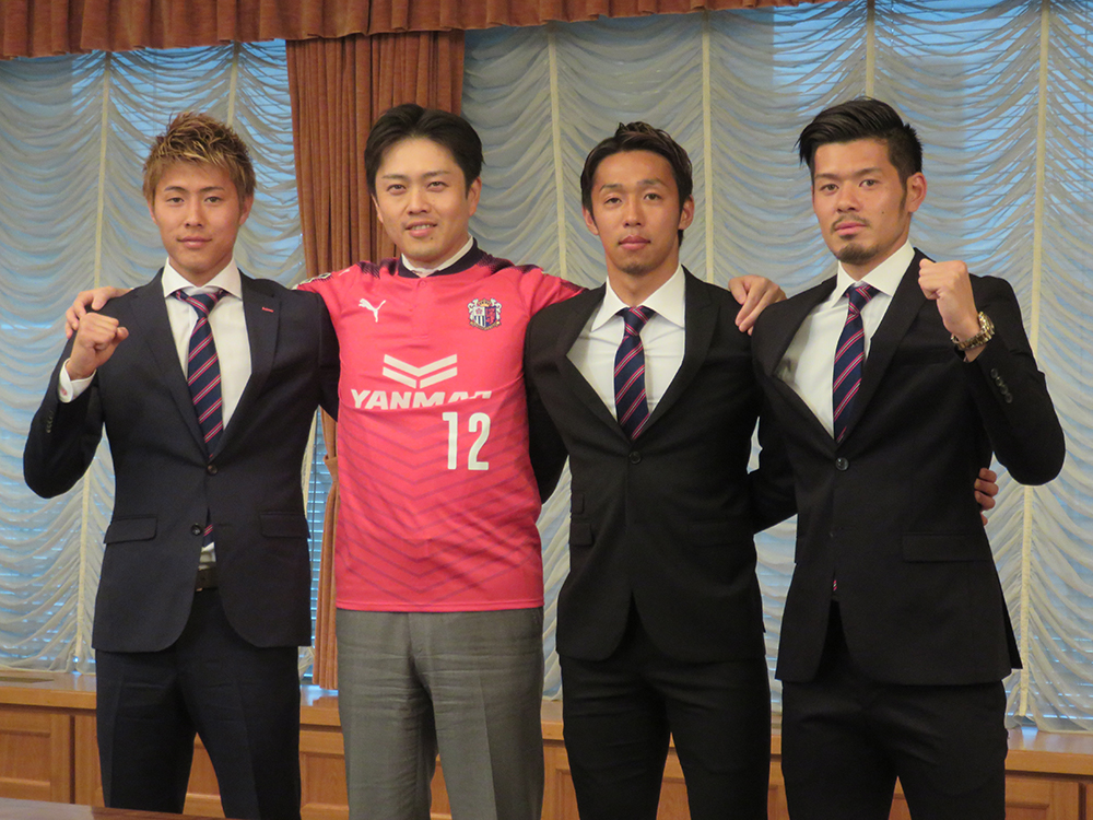 記念撮影をするＣ大阪の（左から）柿谷、大阪市の吉村市長、清武、山口