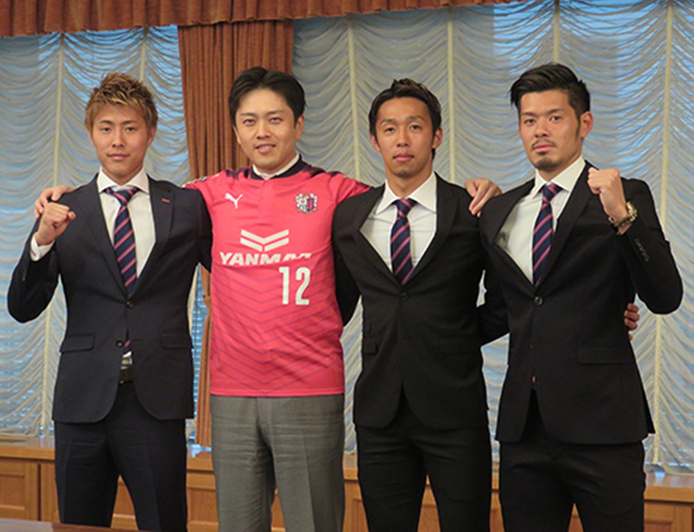 表敬訪問をする（左から）Ｃ大阪の柿谷、吉村大阪市長、清武、山口