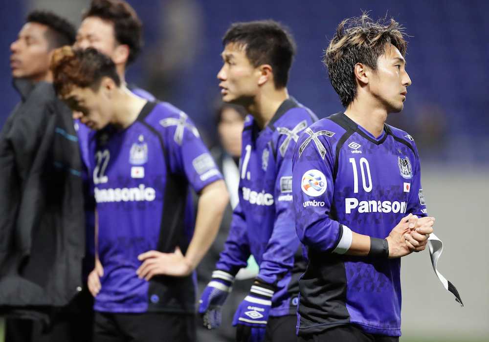 済州に完敗し、浮かない表情の倉田（１０）らＧ大阪の選手たち