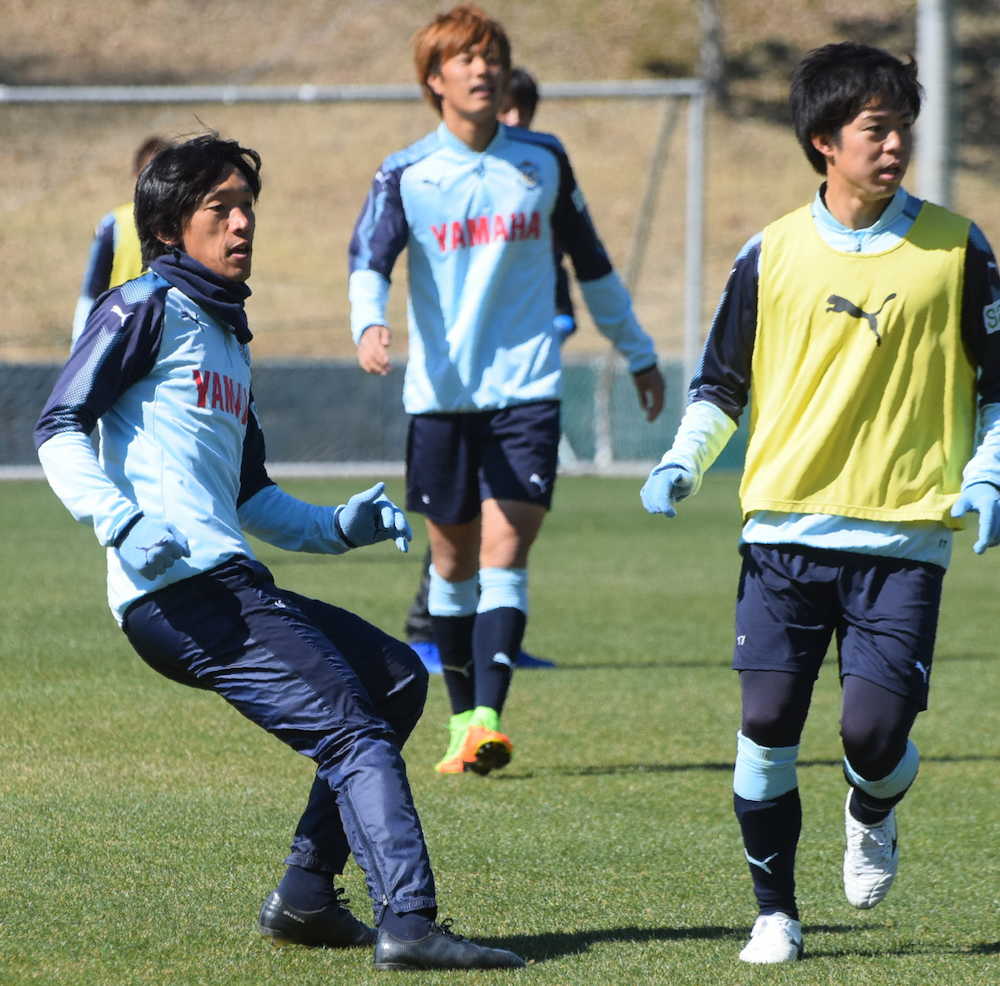 仙台戦へ向けた練習でパスを出す磐田ＭＦ中村俊（左）