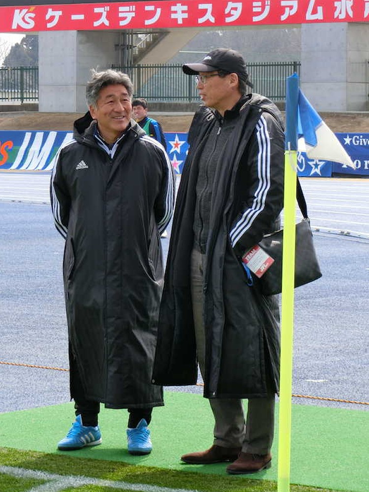 試合前にＦＣ今治の吉武監督（左）と話す岡田オーナー