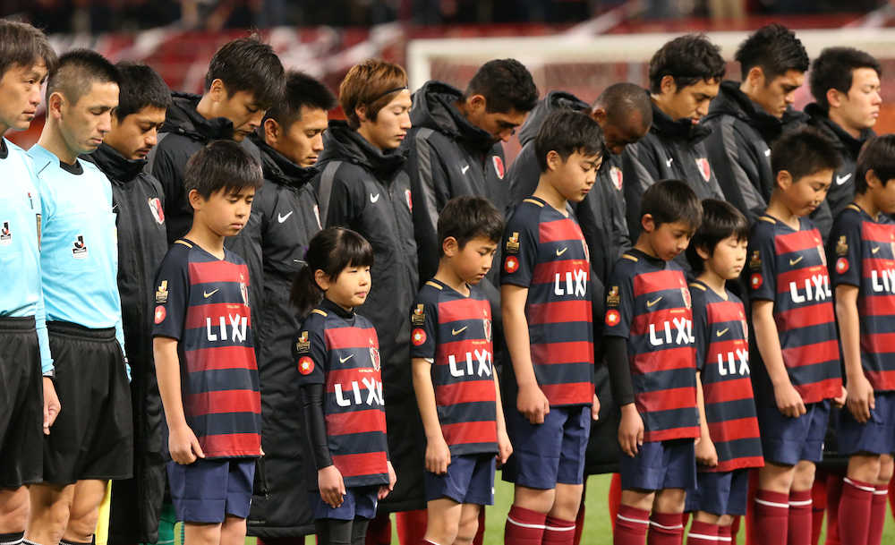 ＜鹿島・横浜＞試合前に黙とうを捧げる小笠原（左から３人目）ら鹿島イレブン