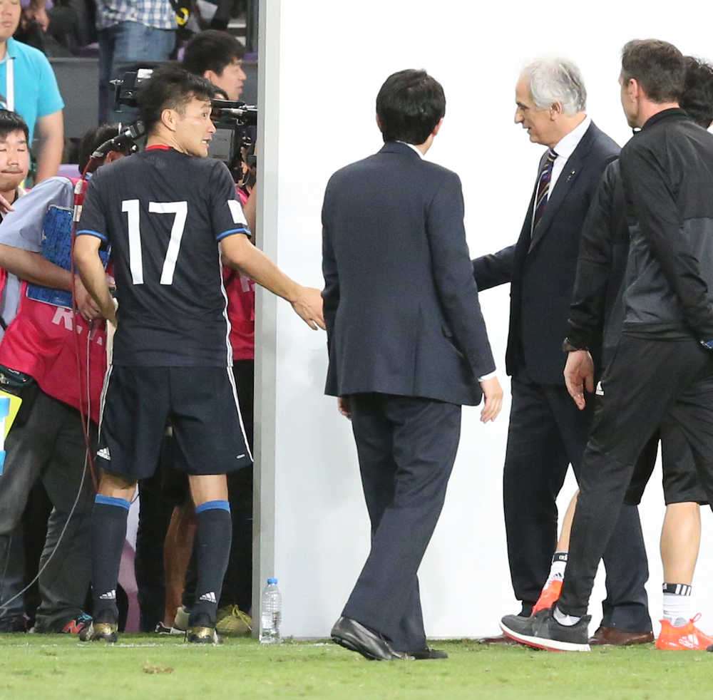 ＜日本・ＵＡＥ＞試合後、今野（左）と握手をするハリルホジッチ監督（右）