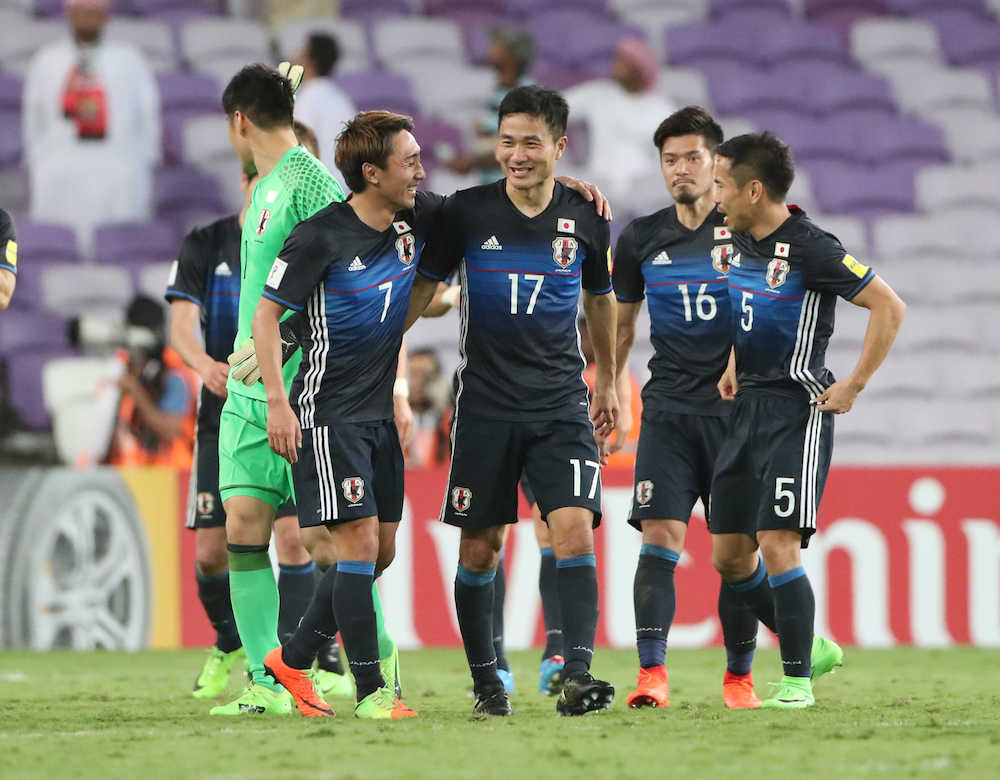 ＜日本・ＵＡＥ＞試合に勝利し今野（中央）と笑顔を見せる倉田（左）