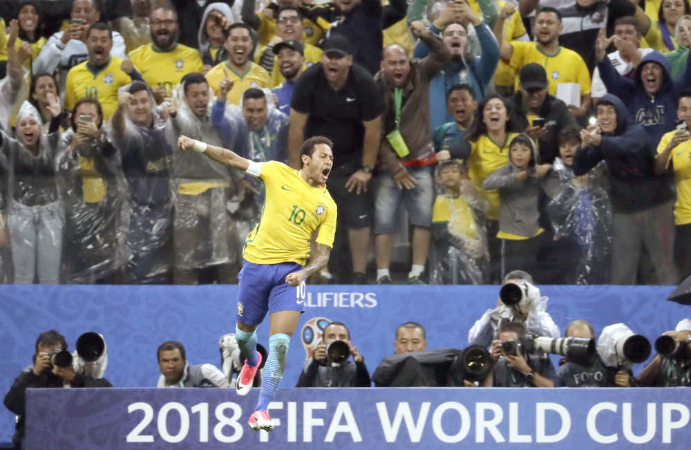 Ｗ杯ロシア大会南米予選のパラグアイ戦で、得点に跳び上がって喜ぶブラジルのネイマール。世界で一番乗りの予選突破となった（ＡＰ）