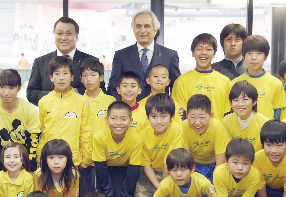 熊本地震の被災地クラブに所属する小学生たちと記念撮影する、サッカー男子日本代表のハリルホジッチ監督（中央上）