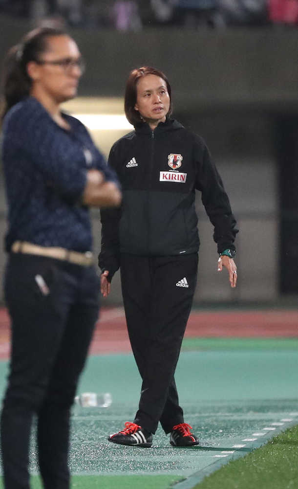＜日本・コスタリカ＞前半、試合を見つめる高倉監督